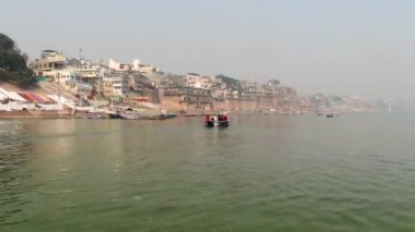 Varanasi Ghat hava aracı görüntüsü, Ganj, Benares, Hindistan 'da 4k sabah - 10.05.2022