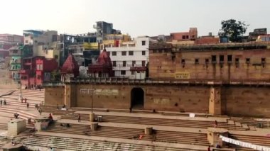 Varanasi Ghat hava aracı görüntüsü, Ganj, Benares, Hindistan 'da 4k sabah - 10.05.2022