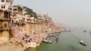 Varanasi Ghat hava aracı görüntüsü, Ganj, Benares, Hindistan 'da 4k sabah - 10.05.2022