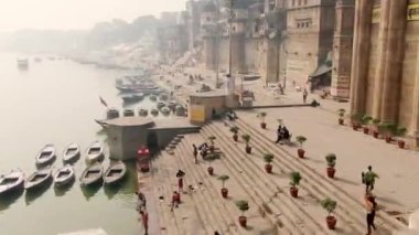 Varanasi Ghat hava aracı görüntüsü, Ganj, Benares, Hindistan 'da 4k sabah - 10.05.2022