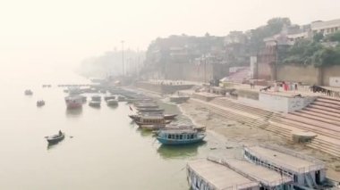 Varanasi Ghat hava aracı görüntüsü, Ganj, Benares, Hindistan 'da 4k sabah - 10.05.2022