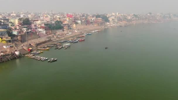 Varanasi Ghat空中ドローンビュー ガンジス川の4K朝 ベナレス インド 2022 — ストック動画