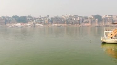 Varanasi Ghat hava aracı görüntüsü, Ganj, Benares, Hindistan 'da 4k sabah - 10.05.2022