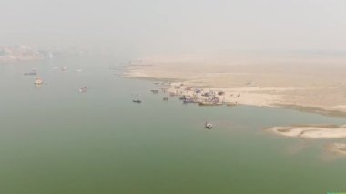 Varanasi Ghat hava aracı görüntüsü, Ganj, Benares, Hindistan 'da 4k sabah - 10.05.2022