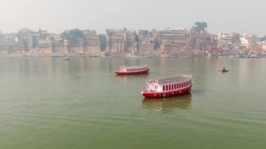 Varanasi Ghat hava aracı görüntüsü, Ganj, Benares, Hindistan 'da 4k sabah - 10.05.2022