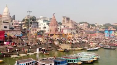 Varanasi Ghat hava aracı görüntüsü, Ganj, Benares, Hindistan 'da 4k sabah - 10.05.2022