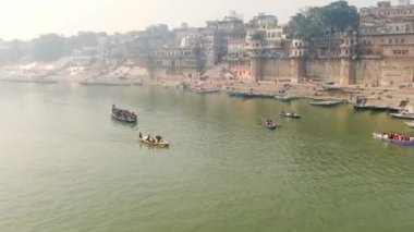 Varanasi Ghat hava aracı görüntüsü, Ganj, Benares, Hindistan 'da 4k sabah - 10.05.2022
