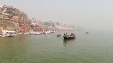 Varanasi Ghat hava aracı görüntüsü, Ganj, Benares, Hindistan 'da 4k sabah - 10.05.2022
