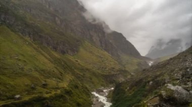 Bulutlar aşırı hızlanıyor Himalaya dağları manzaralı 4k, Hindistan, Uttarakhand