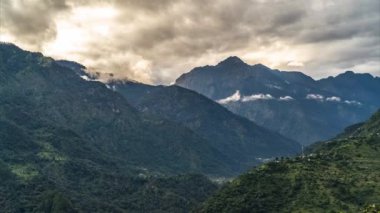 Bulutlar aşırı hızlanıyor Himalaya dağları manzaralı 4k, Hindistan, Uttarakhand