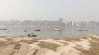Varanasi Ghat hava aracı görüntüsü, Ganj, Benares, Hindistan 'da 4k sabah - 10.05.2022