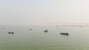 Varanasi Ghat hava aracı görüntüsü, Ganj, Benares, Hindistan 'da 4k sabah - 10.05.2022