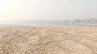 Varanasi Ghat hava aracı görüntüsü, Ganj, Benares, Hindistan 'da 4k sabah - 10.05.2022
