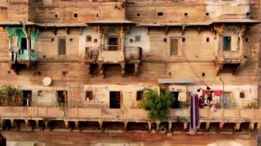 Varanasi Ghat hava aracı görüntüsü, Ganj, Benares, Hindistan 'da 4k sabah - 10.05.2022