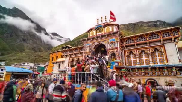 Multitud Peregrinos Badrinath Himalaya Templo Badri Narayana Timelapse Hyperlapse India — Vídeos de Stock