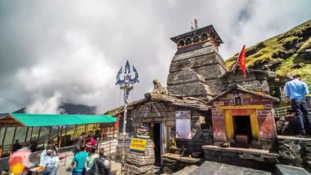 Pilgrimer Vid Tungnath Lord Shiva Tempel Med Låga Moln Tiden — Stockvideo