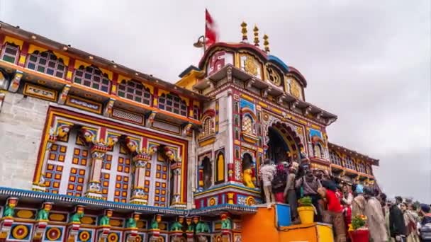 Multitud Peregrinos Badrinath Himalaya Templo Badri Narayana Timelapse Hyperlapse India — Vídeo de stock