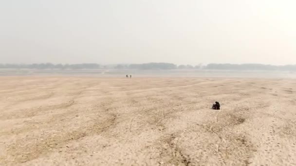 Varanasi Ghat空中ドローンビュー ガンジス川の4K朝 ベナレス インド 2022 — ストック動画