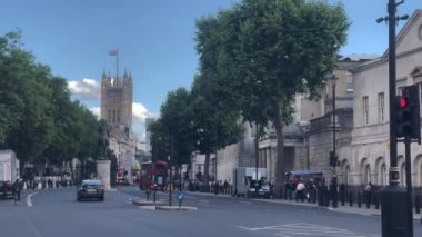 Londra 'daki Millbank caddesi Westminster Abbey manzaralı, karayolu ve ulaşım, İngiltere - 01.08.2022