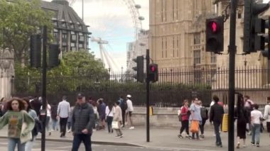 Londra, İngiltere ve İngiltere 'de halk ve Big Ben ile sokak