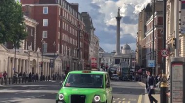 Trafalgar Meydanı Londra sokak manzarası tarihi yerler ve turistler, 4k sinematik, İngiltere 22.07.2022