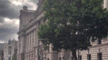 Trafalgar Meydanı Londra sokak manzarası tarihi yerler ve turistler, 4k sinematik, İngiltere 22.07.2022