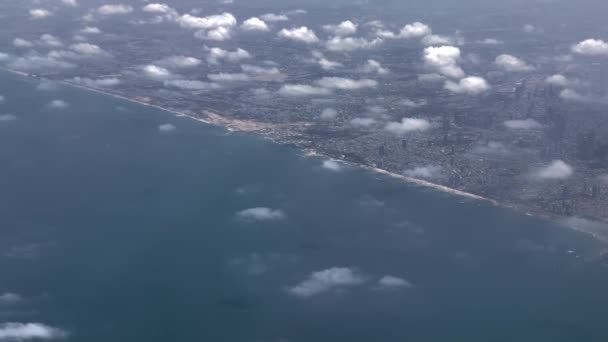 Літаючи Над Хмарами Дивитися Землю Море Від Рухомого Літака — стокове відео