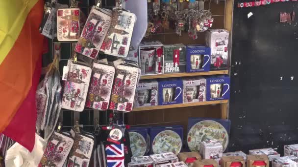 London Souvenirs Shop Magnets Art Westminster United Kingdom 2022 — Stock Video