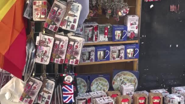 London Souvenirs Shop Magnets Art Westminster United Kingdom 2022 — Vídeo de stock