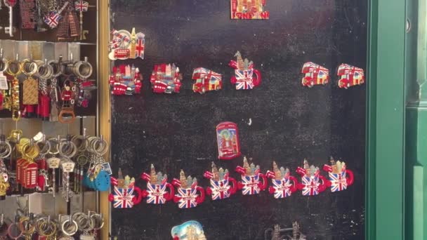 London Souvenirs Shop Magnets Art Westminster United Kingdom 2022 — Stockvideo