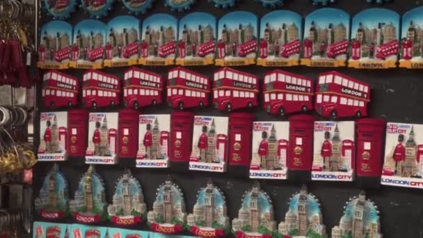 London Souvenirs Shop Magnets Art Westminster United Kingdom 2022 — Stockvideo
