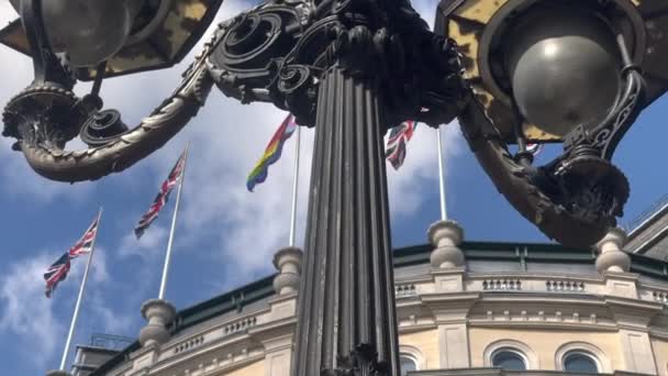 Antique Lamps Statues Trafalgar Square Background View Flag — Αρχείο Βίντεο