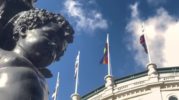 Antique Lamps Statues Trafalgar Square Background View Flag — Vídeos de Stock