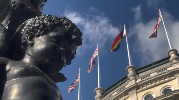 Antique Lamps Statues Trafalgar Square Background View Flag — Vídeo de Stock