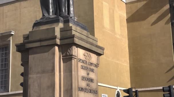 イギリス ロンドンのホワイトホール デヴォンシャー公爵像 — ストック動画