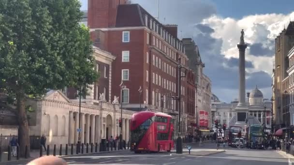 トラファルガー広場ロンドンストリートビューのランドマークや観光客 4K映画 イギリス22 2022 — ストック動画
