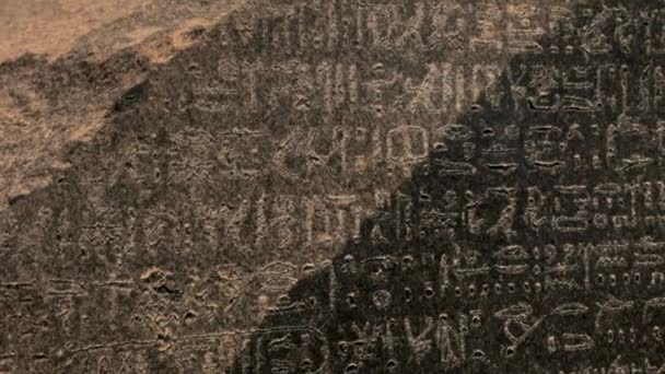 Zbliżenie Starożytny Tekst Duży Kamień Historyczny Muzeum — Wideo stockowe