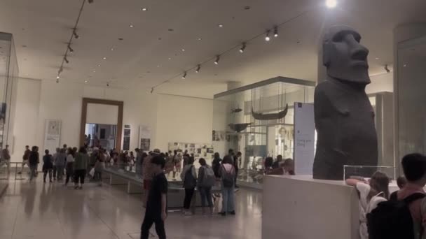 Çeşitli Sergilerle Tarihi Müzeyi Ziyaret Edenler — Stok video