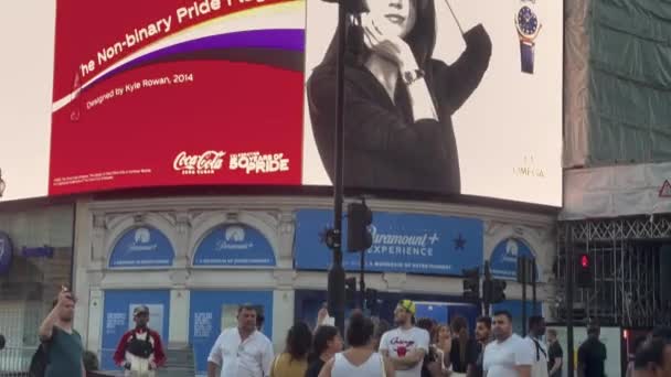 夜のロンドンのピカデリーサーカス広場 観光スポットや広告 2022 — ストック動画