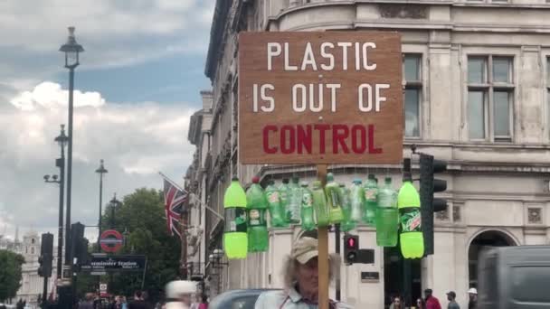 1人の男プラスチック使用に対する生態学的抗議 ロンドン ウェストミンスターUk 2022 — ストック動画