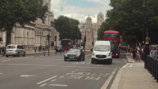 London Tour Bus Trafalgar Square Westminster 2022 — Stock Video