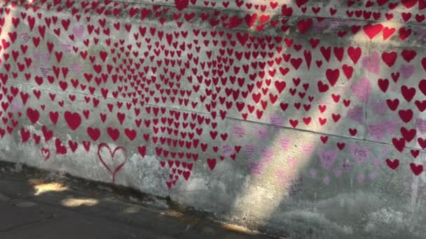 Червоні Знаки Серця Цегляній Стіні Лондоні Велика Британія — стокове відео
