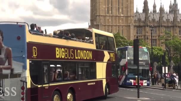London Tour Bus Trafalgar Square Westminster 2022 — Stock video