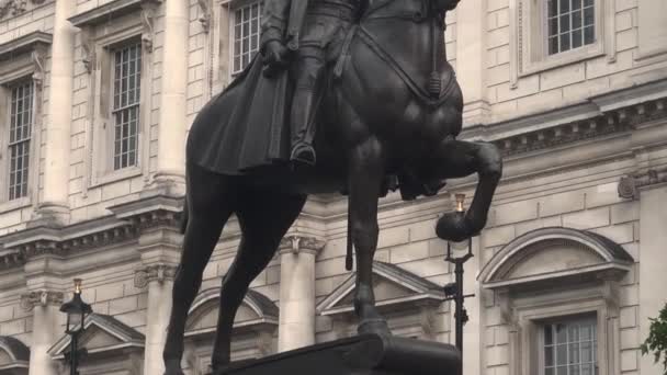 剑桥大学乔治公爵雕像位于伦敦特拉法加广场的地标和游客观景台 4K片 — 图库视频影像