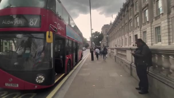ロンドンの旅行バスでトラファルガー広場 Westminster 2022 — ストック動画