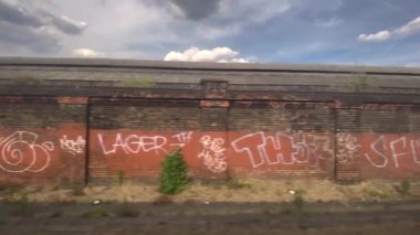 Londra şehir merkezi hareket halindeki tren penceresinden, 4k İngiltere, Birleşik Krallık 22.06.2022