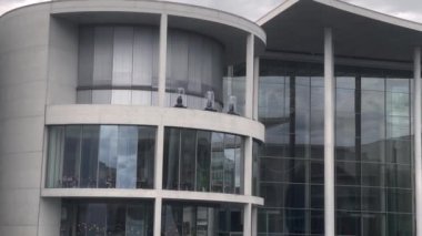 Berlin 'in merkezini gemiyle geçmek, Reichstag, Ren nehri, köprüler ve merkez tren istasyonu - 10.06.2022