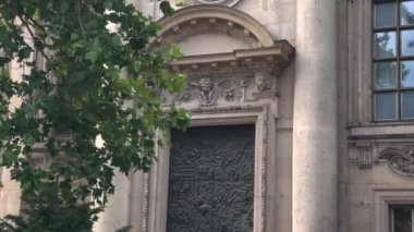 Berliner dom katedrali dış görünüşü 4k sinematik, Berlin, Almanya - 29.07.2022
