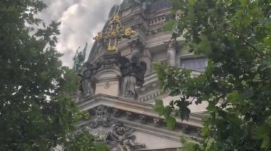 Berliner dom katedrali dış görünüşü 4k sinematik, Berlin, Almanya - 29.07.2022