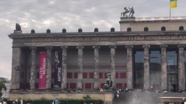 Berlin Altes Müzesi 'nin dışı ve turistler 4k sinematik, Berlin, Almanya AB - 29.07.2022